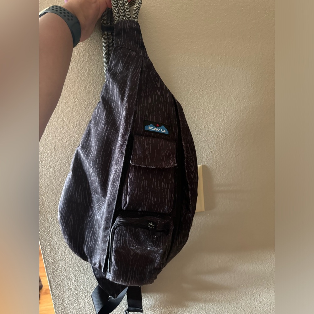 Kavu pursue (black, main zipper has some issues towards the bottom)